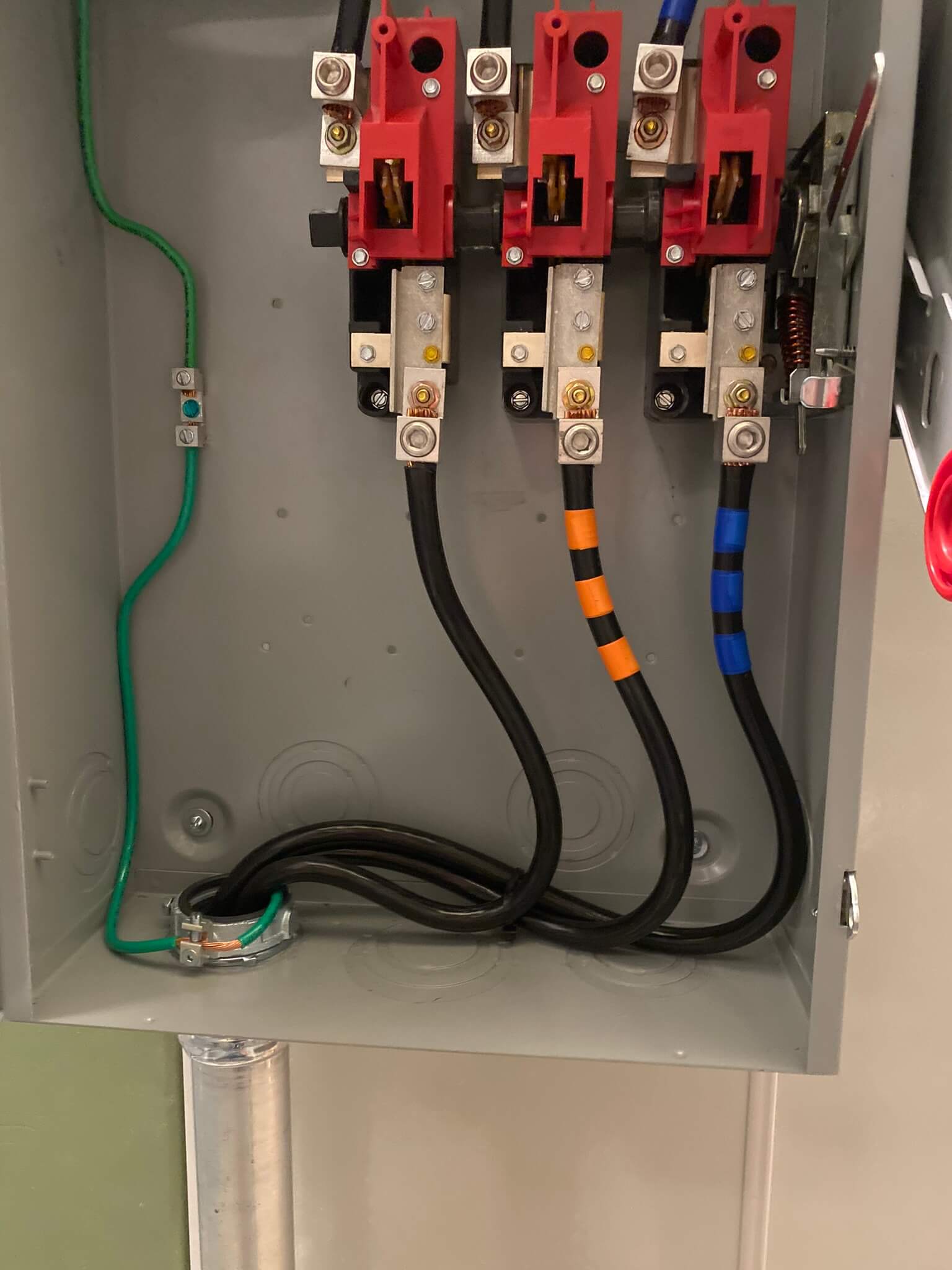 Delta high leg amp disconnect for industrial machinery